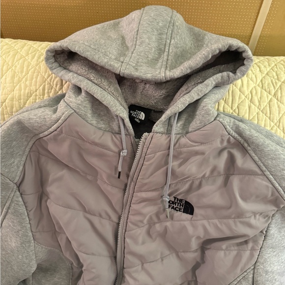 The North Face Men’s Light Gray Quilted & Fleece Hooded Bomber Jacket - Picture 6 of 10
